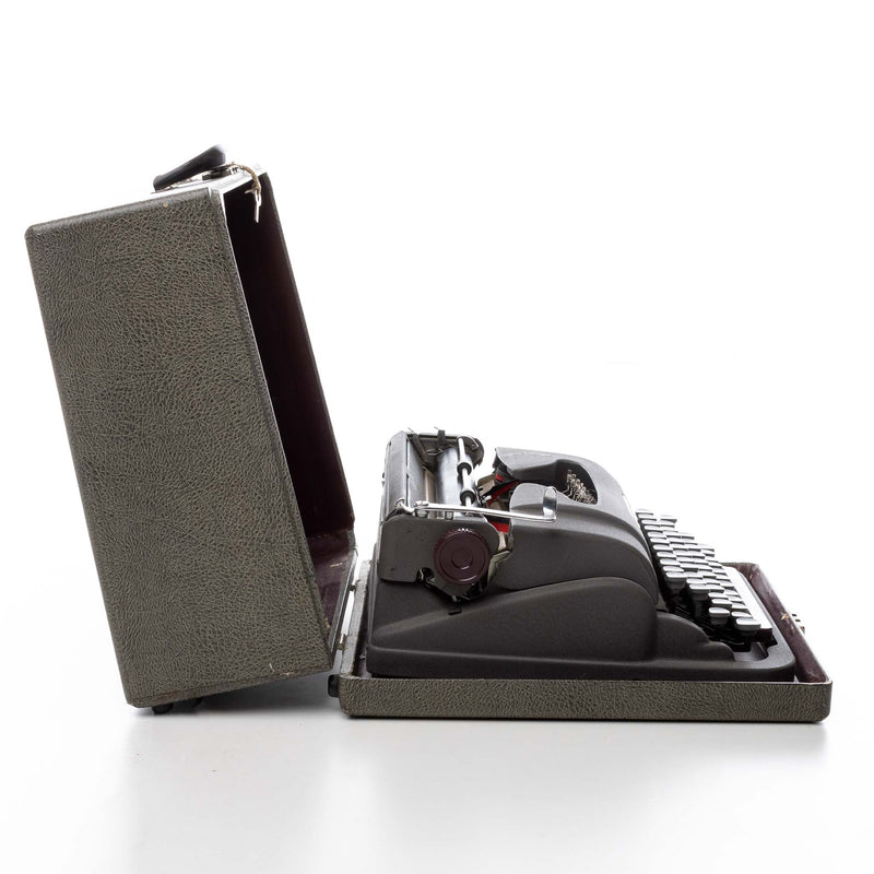 Underwood "Finder Lite" Universal Typewriter with Hard Shell Carrying Case (As Is)